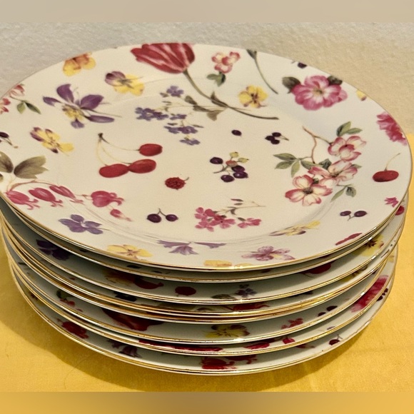 4 Mayfair Collection by Jay 7.75” salad plates with gold rim. - Picture 5 of 16
